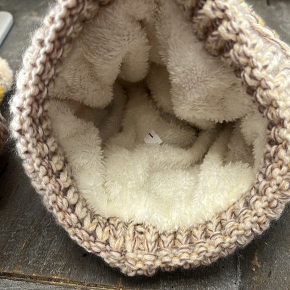 Beanie hat and matching neck warmer - Picture 2 of 4